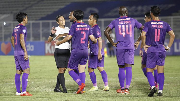 Para pemain Persik memprotes keputusan wasit pada pekan kelima BRI Liga 1 2021-22 di Stadion Madya, Rabu (29/09/21).