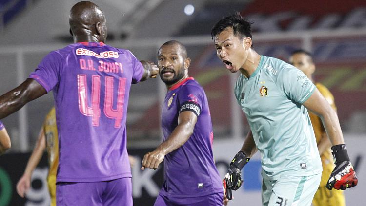 Kiper Persik Dikri Yusron usai berhasil menggagalkan tendangan penalti Ezechiel N'Douasel pada pekan kelima BRI Liga 1 2021-22 di Stadion Madya, Rabu (29/09/21).