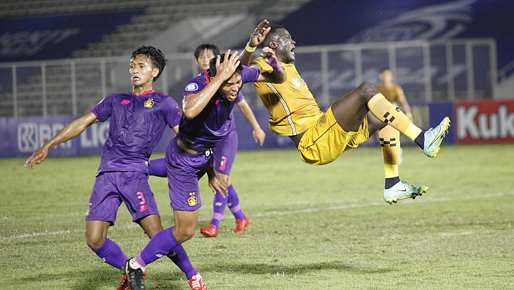 Pergerakan Ezechiel N'Douasel dijatuhkan oleh dua pemain Persik pada pekan kelima BRI Liga 1 2021-22 di Stadion Madya, Rabu (29/09/21).