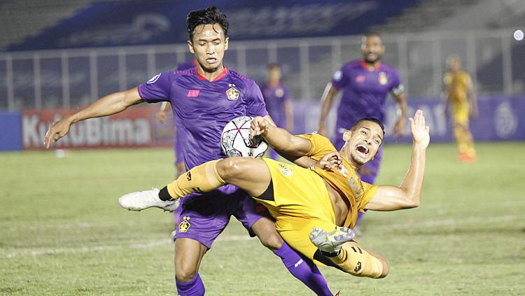 Pemain Bhayangkara FC Renan Silva saat dijatuhkan oleh bek Persik Dany Saputra pada pekan kelima BRI Liga 1 2021-22 di Stadion Madya, Rabu (29/09/21).