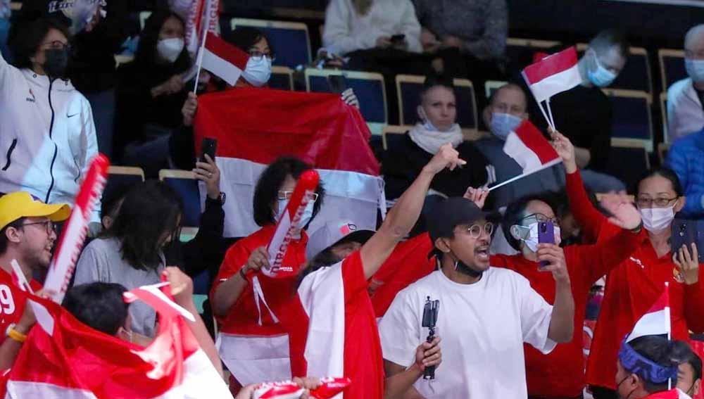 Suporter bulutangkis Indonesia di Energia Areena untuk mendukung tim Indonesia di Piala Sudirman 2021.