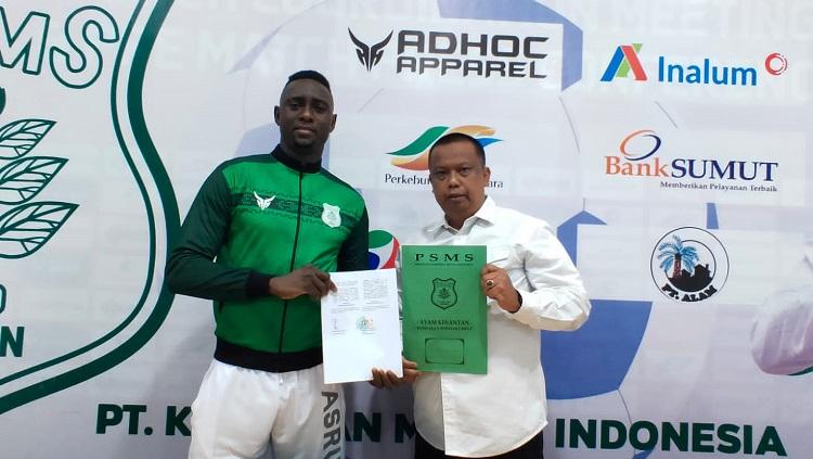 Manajer PSMS Medan, Mulyadi Simatupang (kanan), saat resmi memperkenalkan pemain naturalisasi mereka, Mamadou Hady Barry.