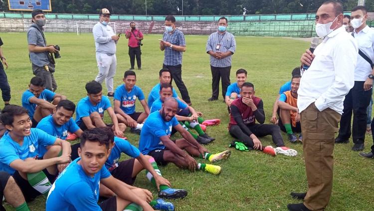 Gubernur Sumut, Edy Rahmayadi, saat meninjau latihan PSMS Medan di Stadion Teladan, Medan, Jumat (1/10/21) sore.