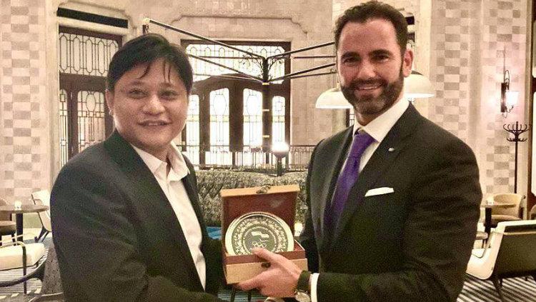 Bos Dewa United, Tommy Hermanto Lo (kiri) masuk jajaran dewan International Esports Federation (IESF).