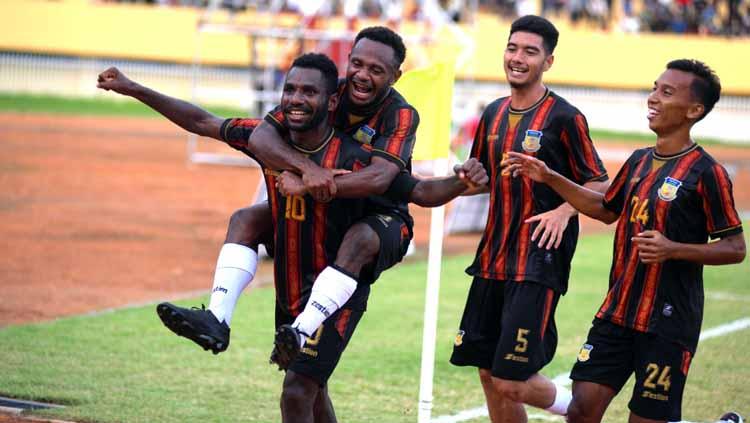 Kapten tim Papua, Ricky Ricardo Cawor merayakan gol keduanya bersama rekan-rekannya. - INDOSPORT