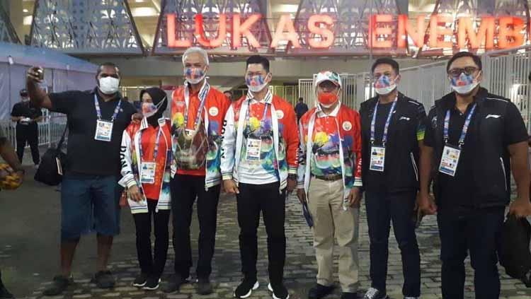Ketua Komite Olimpiade Indonesia (KOI/NOC Indonesia), Raja Sapta Oktohari (tengah)