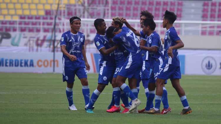 Selebrasi para pemain PSCS Cilacap usai mencetak gol ke gawang AHHA PS Pati pada laga Liga 2 di Stadion Manahan Solo, Senin (04/10/21).