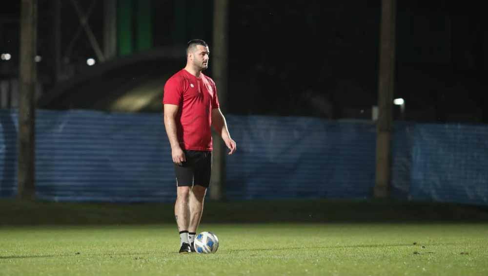 Tiga asisten pelatih yakni Kim Bong-soo, Shin Sang-gyu, dan Dzenan Radoncic sudah bergabung di Thailand bersama timnas Indonesia mulai Senin (4/5)