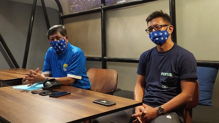 Komisaris PT PBB, Kuswara S Taryono (kiri) dan Direktur PT PBB, Teddy Tjahjono (kanan), memberikan tanggapan rumor kedatangan pemain baru.