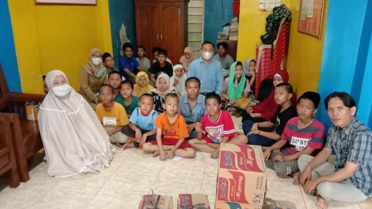 Anak-anak panti asuhan usai mendoakan kemenangan Sriwijaya FC.