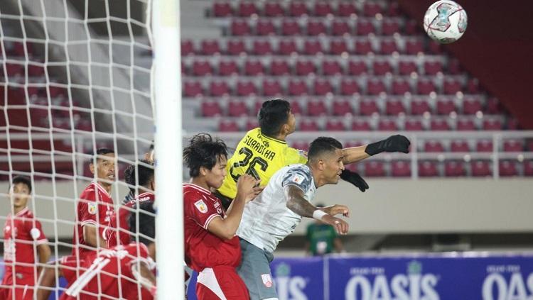 Aksi striker gaek Persis Solo, Beto Goncalves, dalam pertandingan Liga 2 melawan Persijap Jepara, Selasa (5/10/21).