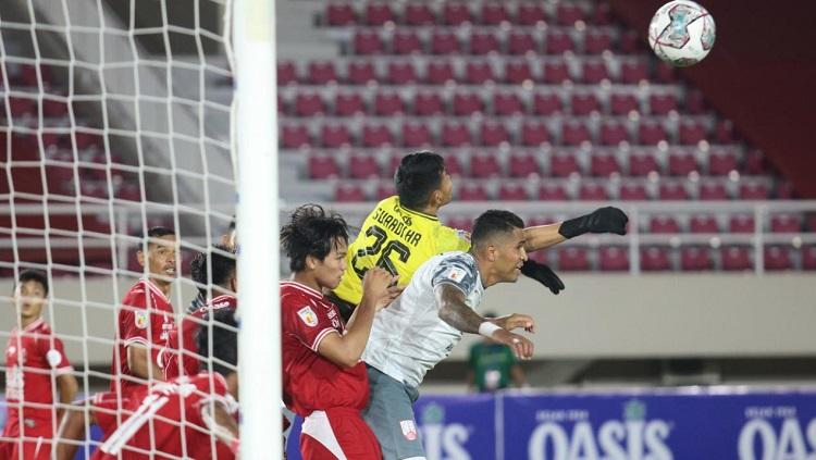 Aksi striker gaek Persis Solo, Beto Goncalves, dalam pertandingan Liga 2 melawan Persijap Jepara, Selasa (5/10/21). - INDOSPORT