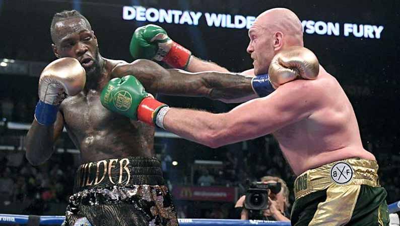 Petinju asal Inggris, Tyson Fury (kanan) memiliki pantangan aneh yang harus dilakukannya demi bisa menang saat duel melawan Deontay Wilder.