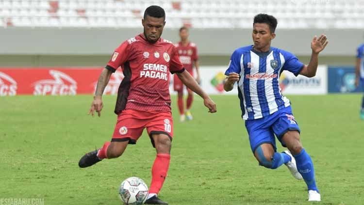 Pemain Semen Padang, Vendri Mofu (kiri) menghampiri ruang ganti pemain Sriwijaya FC usai laga Liga 2.