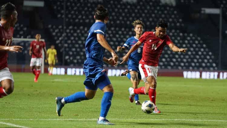 Asnawi Mangkualam berhasil menggiring bola ke arah gawang China Taipei