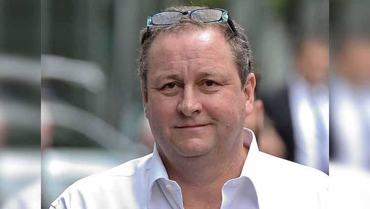 Merayakan keberhasilannya menjual Newcastle United pada Kerajaan Arab Saudi, Mike Ashley kedapatan pesta miras di salah satu pub di London.