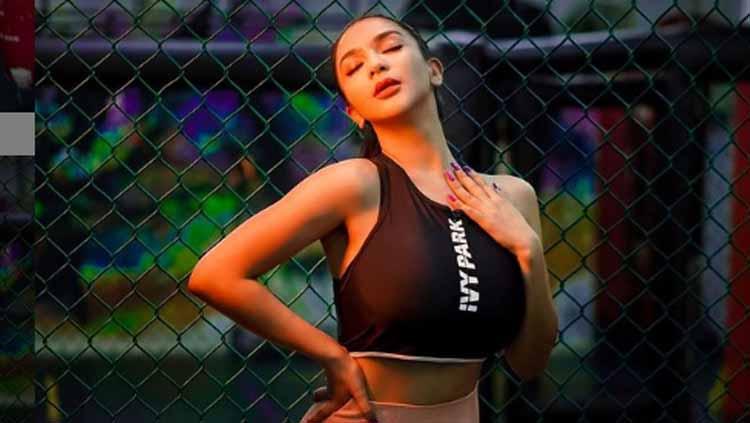 Model sekaligus mantan Ring Girl MMA asal Indonesia, Siva Aprilia, menjadi sorotan netizen lantaran melakukan gerakan workout di gym dengan busana serba minim. - INDOSPORT