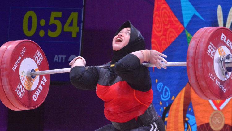 Lifter putri Jawa Tengah, Diah Ayu Permatasari, pemecah rekor nasional di olahraga angkat besi PON XX Papua.