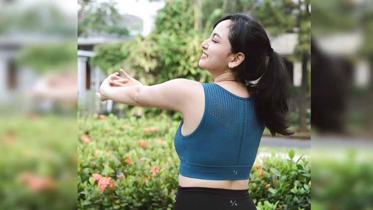 Artis cantik Valerie Tifanka kembali membuat netizen heboh kala dirinya mengunggah pose melayang yang menantang saat Yoga. - INDOSPORT
