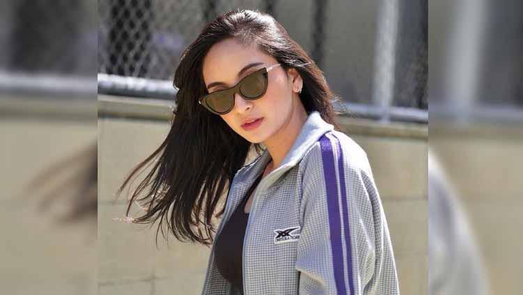 Artis, dan selebgram Indonesia, Valerie Tifanka, mendapat banyak pujian karena menunggah foto tubuhnya yang body goals saat bermain tenis.