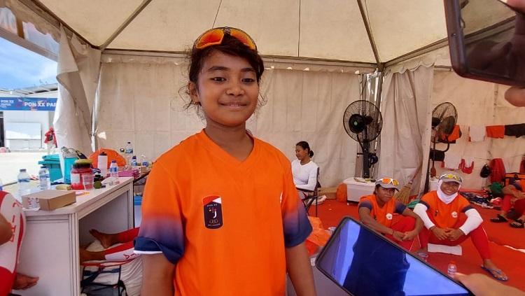 Sang penabuh drum tim dayung perahu naga putri DKI Jakarta, Catheline Siahaya.