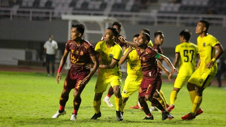 Nur Iskandar mencoba melepas diri dari kawalan dan menerima umpan dari corner kick di laga melawan Muba Babel United, Rabu (6/10/21)