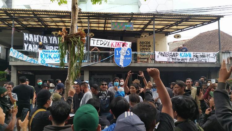 Ratusan Bobotoh dari berbagai komunitas kembali mendatangi Graha Persib, Jalan Sulanjana, Kota Bandung, Minggu (10/10/21).
