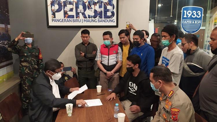 Komisaris PT Persib Bandung Bermartabat (PBB), Kuswara S Taryono saat menemui perwakilan Bobotoh di Graha Persib, Jalan Sulanjana, Kota Bandung, Minggu (10/10/21).