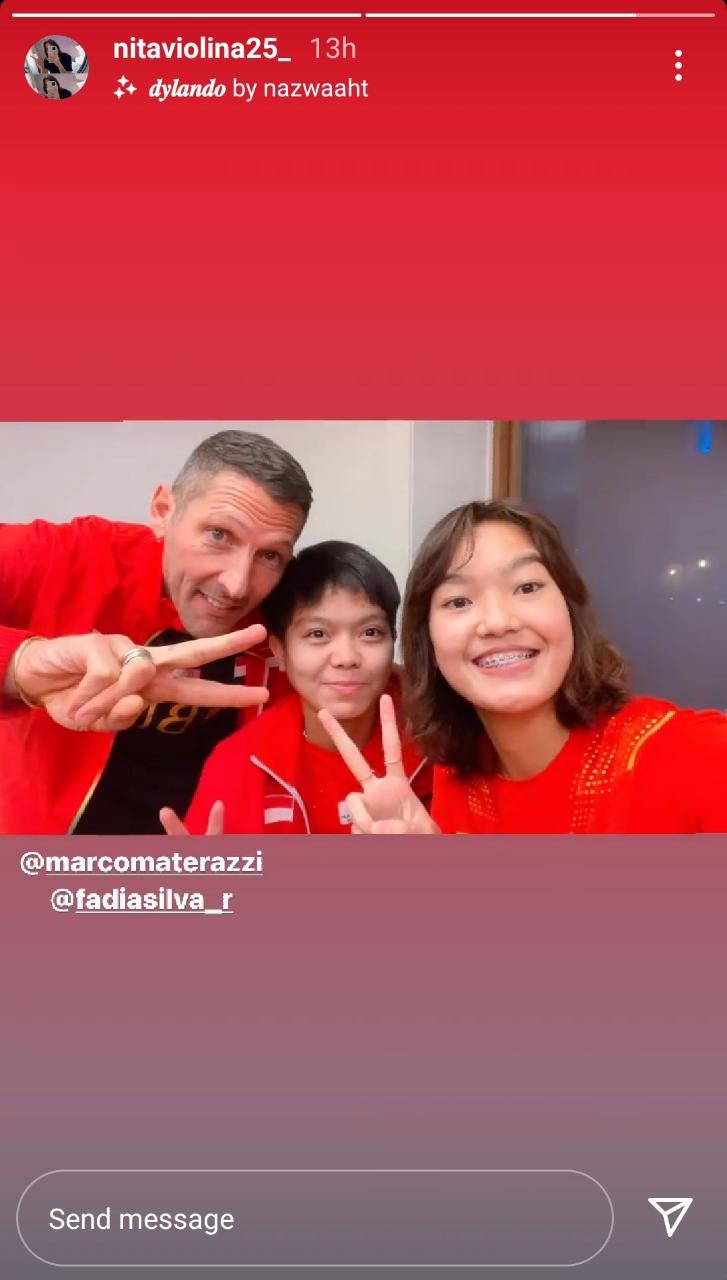 Nita Violina dan Siti Fadia berfoto bersama dengan Marco Materazzi. Copyright: instagram.com/nitaviolina25_