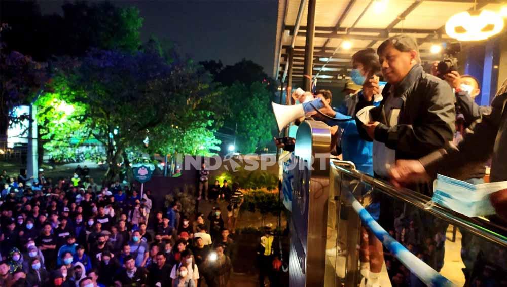 Komisaris PT Persib Bandung Bermartabat (PBB), Kuswara S Taryono, saat menemui Bobotoh di Graha Persib, Jalan Sulanjana, Kota Bandung, Minggu (10/10/21) malam.