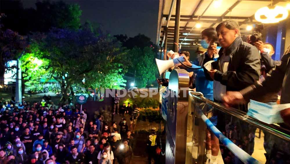 Komisaris PT Persib Bandung Bermartabat (PBB), Kuswara S Taryono, saat menemui Bobotoh di Graha Persib, Jalan Sulanjana, Kota Bandung, Minggu (10/10/21) malam. - INDOSPORT