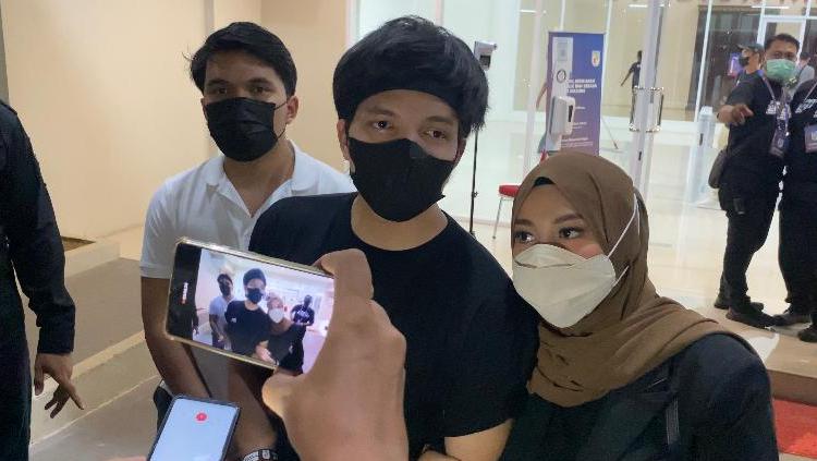 Atta Halilintar dan Aurel Hermansyah saat menyaksikan laga AHHA PS Pati vs Persijap. Atta juga mengelola sebuah tim Mobile Legends, yakni Pendekar Esports, yang bermain di MDL Indonesia Season 5.