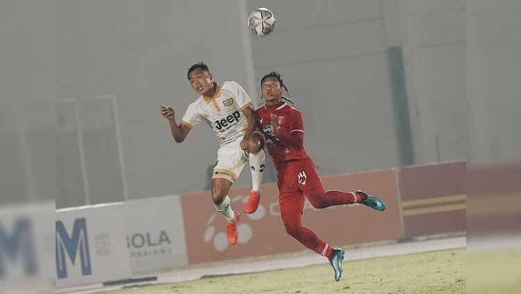 Situasi pertandingan Badak Lampung melawan Dewa United.