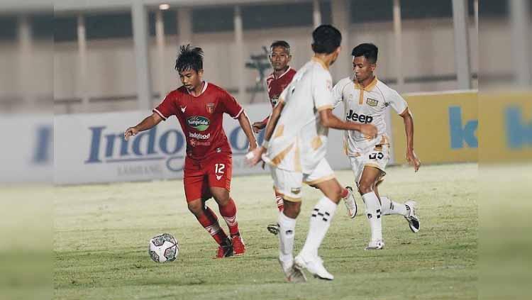 Situasi pertandingan Badak Lampung melawan Dewa United.