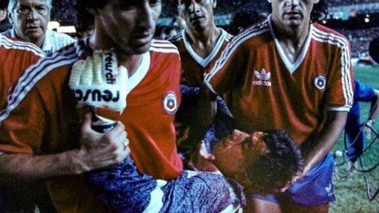 Roberto Rojas pada laga Brasil vs Chile 1989 Copyright: infobae