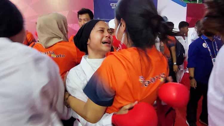 Karateka DKI Jakarta, Maya Sheva menangis histeris usai rekan-rekannya berhasil meraih medali emas terakhir
