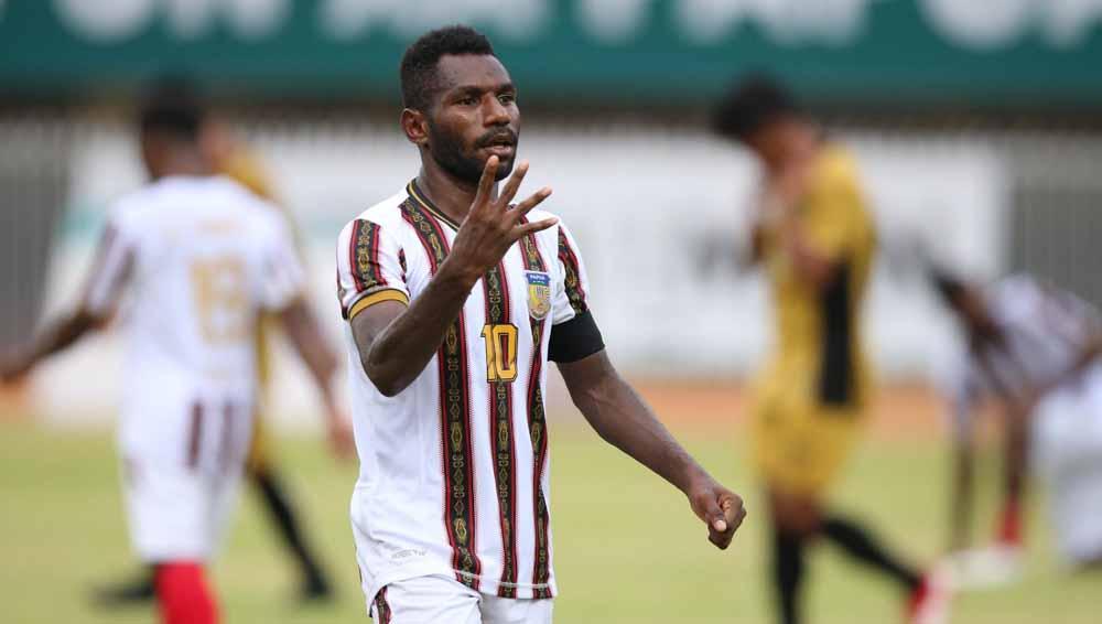 Ricky Ricardo Cawor tampil sebagai pemain bersinar di cabor sepak bola putra PON XX Papua 2021.