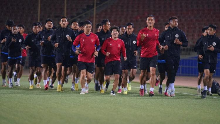 Pelatih Timnas Indonesia u-23, Shin Tae-yong, menginstruksikan anak buahnya untuk melakukan hal khusus saat jumpa Australia pada kualifikasi Piala Asia U-23. - INDOSPORT