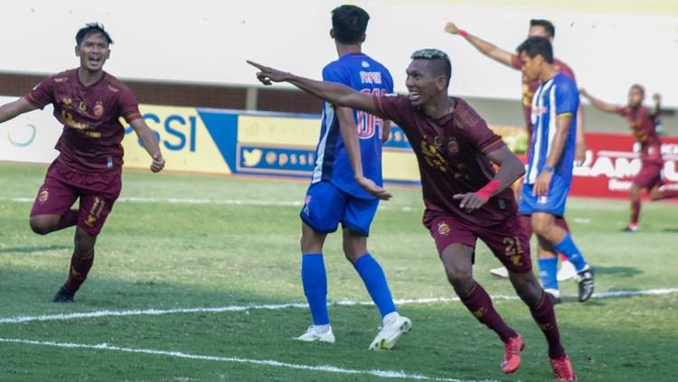 Selebrasi Valentino Telaubun usai mengoyak jala PSPS Riau.