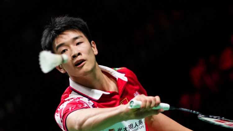 Tunggal putra China, Li Shifeng, menjadi sorotan karena aksi ganti raket di tengah reli melawan Anthony Sinisuka Ginting pada perempat final French Open 2023. - INDOSPORT