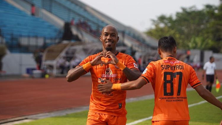 Striker asing Persiraja Banda Aceh, Paulo Henrique, berselebrasi usai cetak gol ke gawang Persita. - INDOSPORT