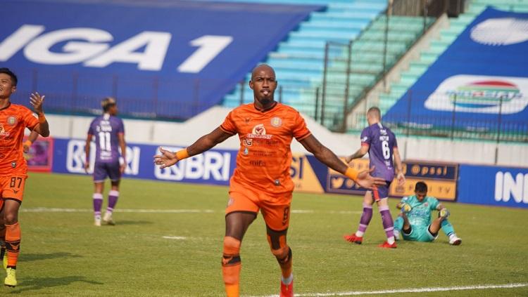 Striker asing Persiraja Banda Aceh, Paulo Henrique, berselebrasi usai cetak gol ke gawang Persita. Copyright: Media Persiraja Banda Aceh