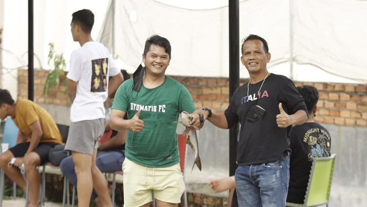 Skuat PSMS Medan menikmati liburan mereka Palembang dengan berbagai kegiatan, mulai memancing, bermain layangan, main kelereng hingga main ATV. - INDOSPORT