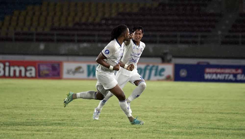 Selebrasi striker Arema FC, Carlos Fortes usai mencetak gol ke gawang Persija pada laga pekan ketujuh Liga 1 2021-2022 di Stadion Manahan Solo, Minggu (17/10/21).