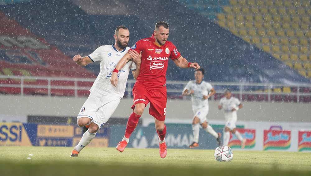 Persija Jakarta vs Arema FC di laga BRI Liga 1. Marko Simic coba menerobos pertahanan Sergio Silva dkk.