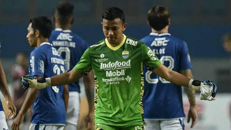 Teja Paku Alam, kiper andalan Persib Bandung beraksi di Liga 1.
