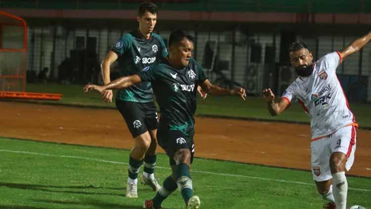 Striker Borneo FC, Francisco Torres, dihadang dua pemain Tira-Persikabo. - INDOSPORT