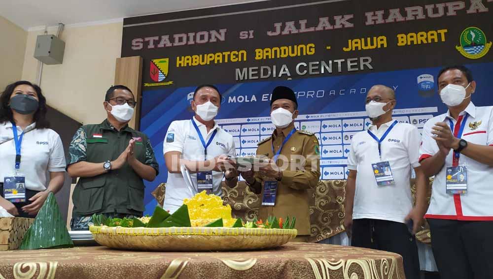 Ketua Umum PSSI, Mochamad Iriawan, resmi membuka kompetisi Elite Pro Academy (EPA) U-16 dan U-18 2021 di Stadion Jalak Harupat, Kabupaten Bandung, Senin (18/10/21). - INDOSPORT