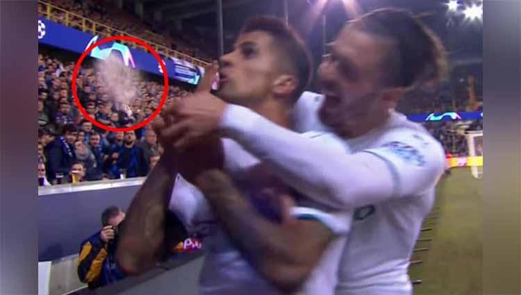 Pemain Man City dilempari botol oleh fans Club Brugge. Copyright: thesun