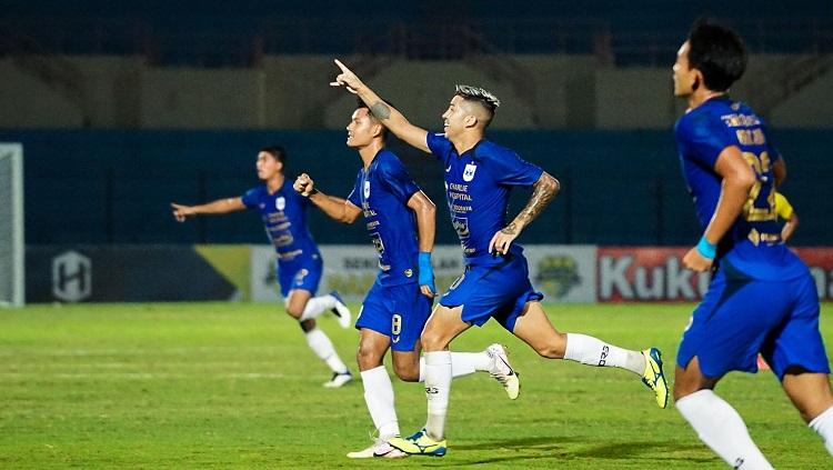Pemain PSIS, Jonathan Cantillana, saat selebrasi usai membobol gawang Barito Putera.